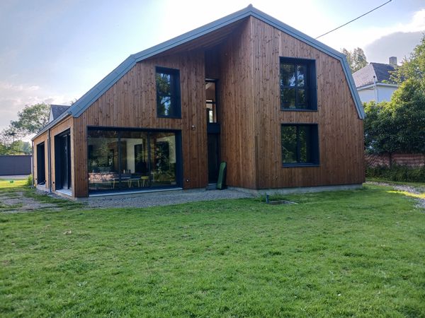 Chambre privée dans grande maison en bois