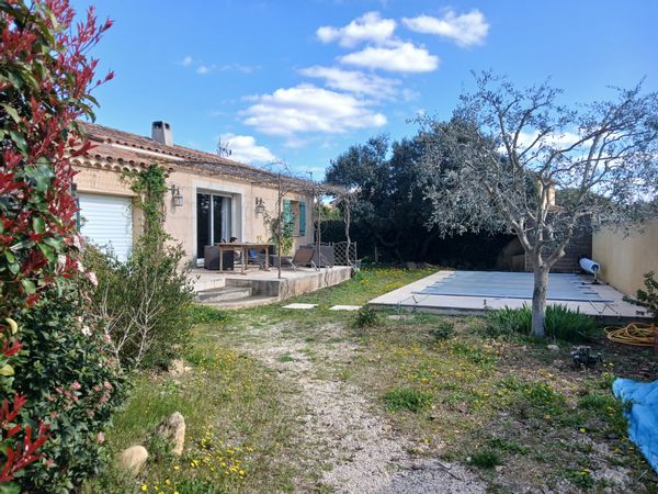 Maison agréable à mi chemin entre ville et campagne provençale.