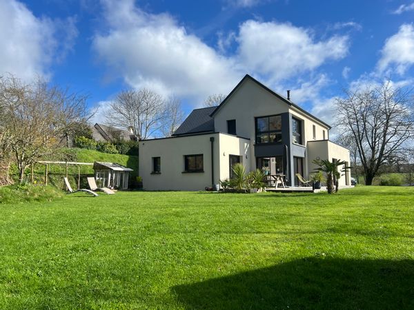 Maison lumineuse avec jardin arboré