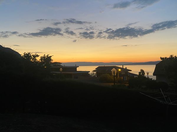 Rez-de-chaussée de villa entre lac et montagne