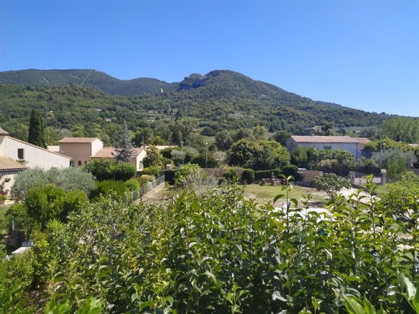 Appartement tout équipé avec piscine en août, balcon, climatisation et parking.