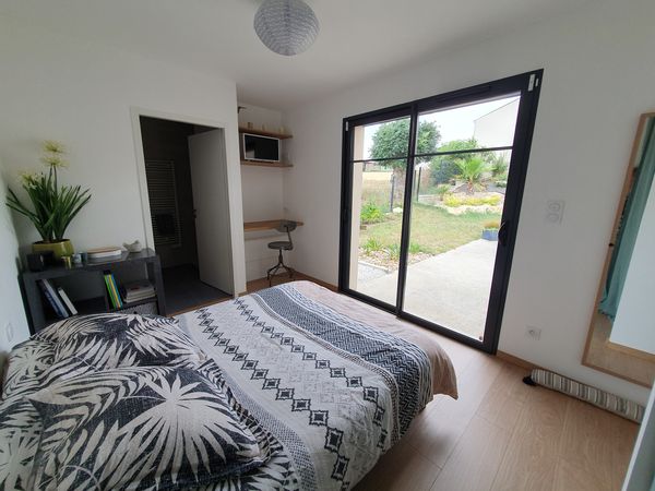 Chambre privée au calme, tournée vers le jardin ... sur la route des vacances !