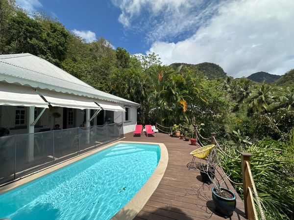Agréable villa vue mer au pied de la soufrière.