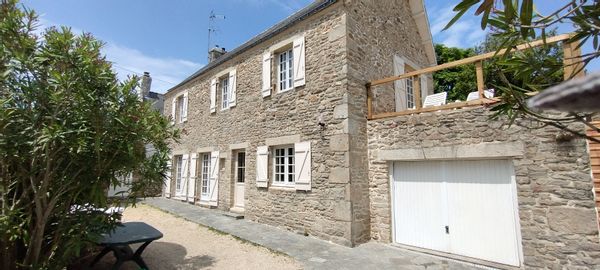 Maison en pierres sur la presqu'île de Quiberon au calme dans une impasse.