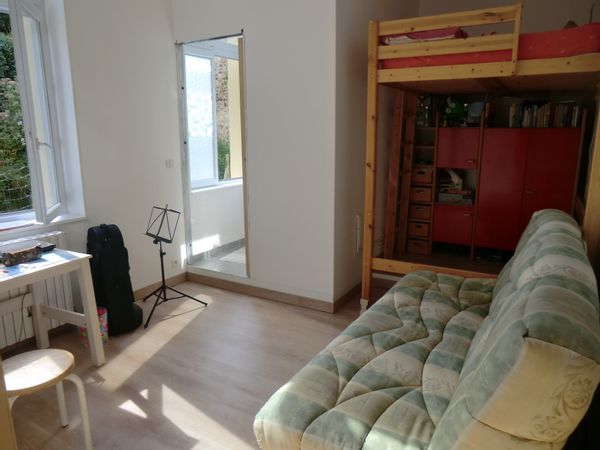 Chambre privée, salle de bain en suite. Cuisine etc à partager. 2ème chambre possible sdb à partager