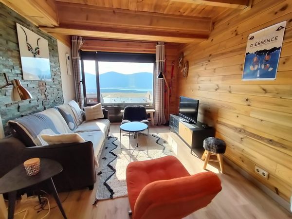 Joli appartement cosy ambiance chalet en bois avec mezzanine. Vue sur le lac et près des pistes.