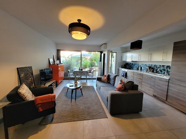 Appartement avec grande terrasse au calme, à Juan-les-Pins
