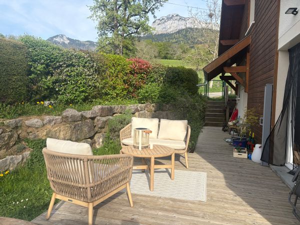 À 15 min d'Annecy — maison de village avec jardin au pied des montagnes.