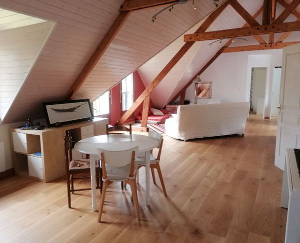 Appartement à l'étage dans cadre boisé