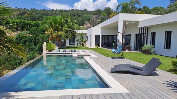 Splendide villa contemporaine, entre bord de mer et collines provençales