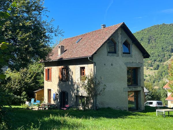 Au pied de la station de ski des 7 Laux, sur la chaîne de Belledonne, massif des Alpes