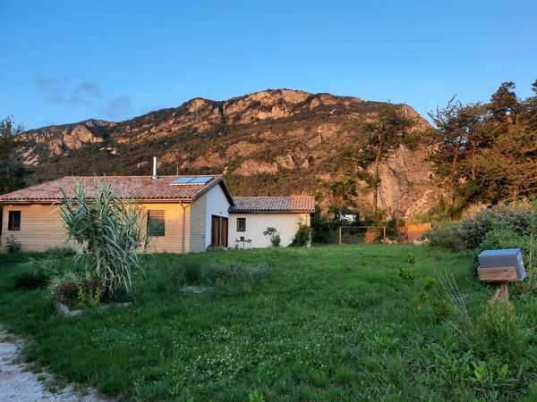 Maison drômoise au pied de la montagne