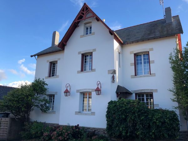 maison spacieuse au calme entourée de promenades vertes en accès direct et près du centre ville