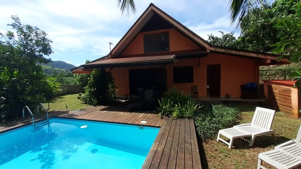 Grande maison avec piscine, dans un écrin de verdure avec vue sur les cascades et sur le mont Tohiea