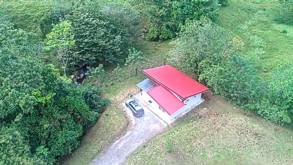 Belle maison dans un domaine privé plein de nature.