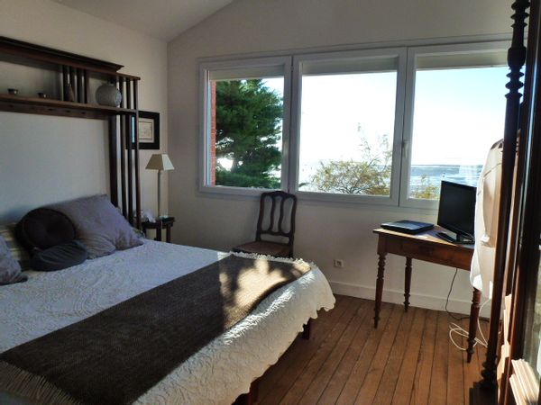 La maison de Micky Une maison directement sur la plage.A 10 mn à pied du centre ville. L'océan A 20 mn,les vignobles du Médoc à 40 mn,Bordeaux à 1h. Très confortable,idéale famille.6 couchages 3 lits doubles dont 1 en 140,1 en 160 et 1 en 180 de largeur possible lit bébé Vous vous ressourcerez en admirant le paysage changeant au gré des marées