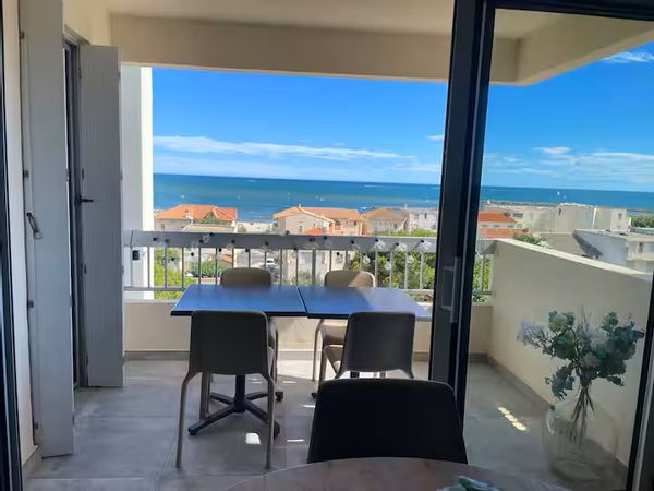 Bel appartement, traversant, vue mer et port. A 50 m de la plage. Deux chambres.