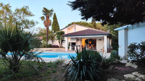 Magnifique villa dans un parc arboré avec piscine, très calme et à proximité de Toulouse