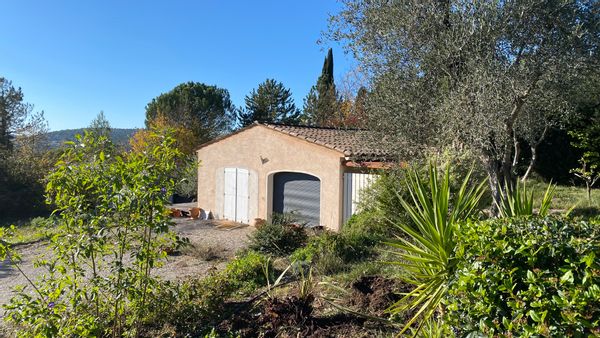 Petit loft provençal au milieu des oliviers avec  terrasse