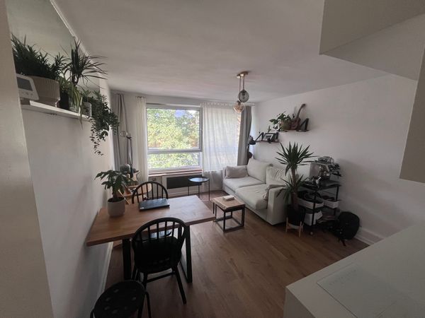 Stylish 2-Bed Flat with Easy Access to Central London