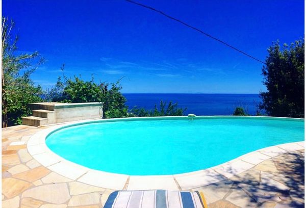 Bas de villa vue mer. Indisponible l'été