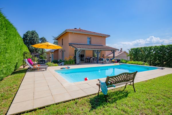 La maison de vacances idéale à 15 minutes seulement de Lyon ! Piscine, terrasse, bbq, trampoline...