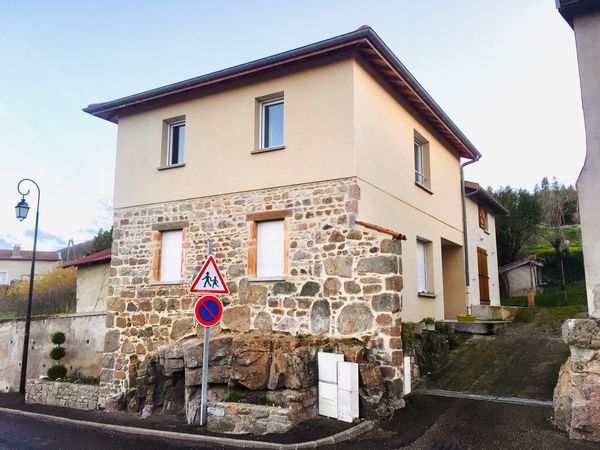 Studio avec vue jusqu'aux Alpes à l'entrée d'un bourg d’un village du sud du beaujolais limite mont du lyonnais