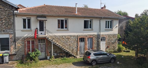 Maison calme avec voisins sympas. Pièces de stockage au rez de chaussée, pièces de vie à l'étage.