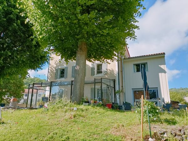 Maison chaleureuse et grand jardin près d'un lac