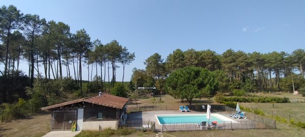 La maison d'Amélie et de Julien au milieu de la forêt, où il fait bon vivre à toutes les saisons