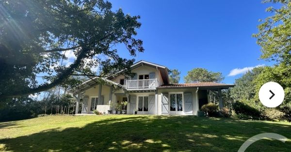 Au coeur de la verdure et non loin de la côte, maison a l'ombre des chênes et en lisière de pinède