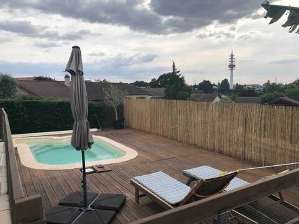 La maison de la famille Martin, et à moins de 15 minutes de Bordeaux Centre et proche de domaines viticoles bordelais. Maison familiale, agréable et très calme dans un quartier résidentiel, avec supermarché, pharmacie, boulangerie et transport en commun à proximité.