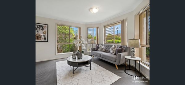 4 bedroom, 3 bathroom 2 story house in family friendly suburb of Brisbane