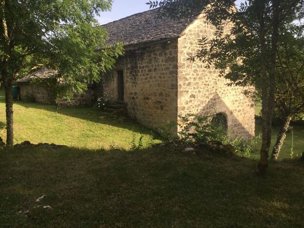 Maison ancienne du causse de Sauveterre, une ferme traditionnelle avec son architecture de voûtes.