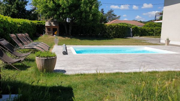 Notre maison familiale avec piscine vous attend à 20 min de Lyon