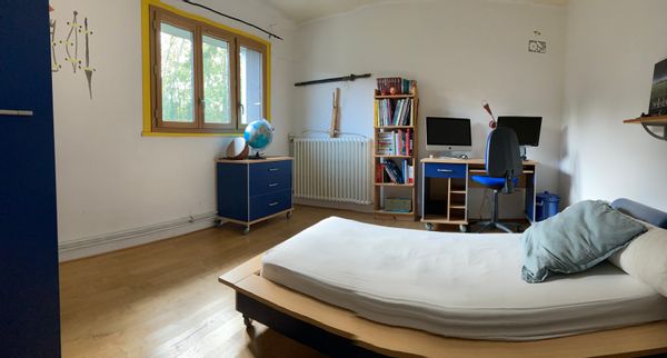 Chambre bleue, avec un lit de 90 mais plutôt pour un enfant.