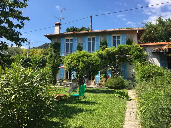 Côte d’Azur petite maison charmante aux volets bleues avec piscine et jardin calme, familiale.