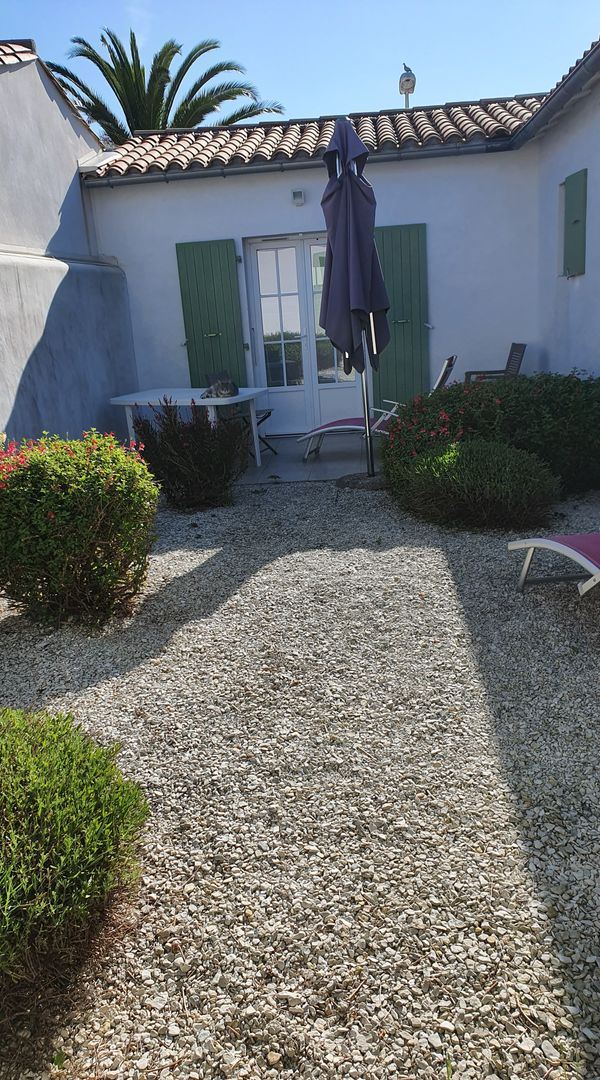 Studio à proximité de ma maison mais indépendant ,une cour privée avec terrasse et salon de jardin.