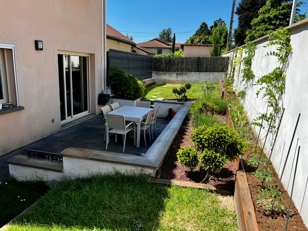 Maison familiale avec jardin privatif dans un village à 15 minutes de Lyon