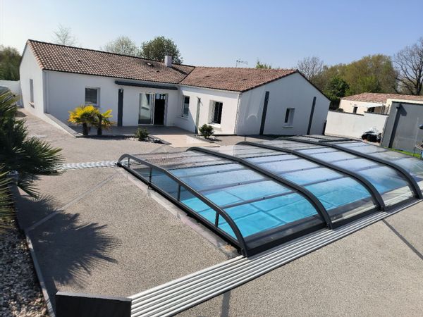 Maison familiale avec piscine couverte + jardin clos – Vendée