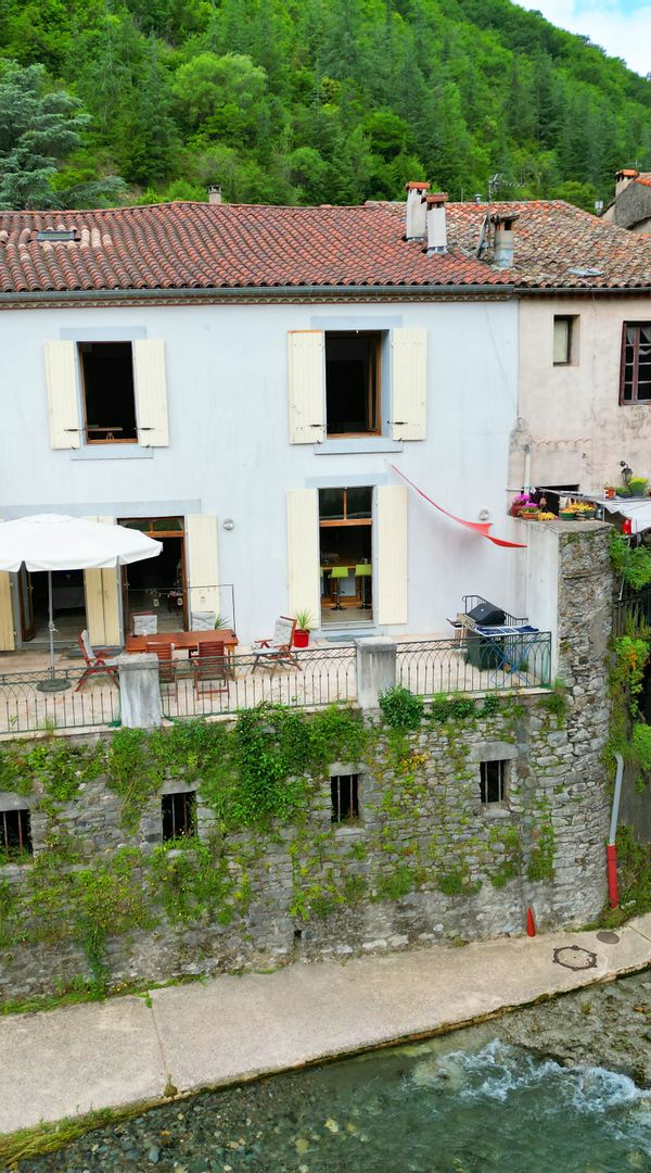 Spacieuse maison lumineuse et chaleureuse au coeur d'un charmant village en bordure de rivière