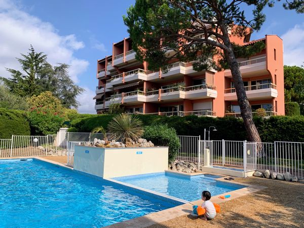 Appartement de Keli & Rick - lumineux et calme, avec piscine et à côté des plages
