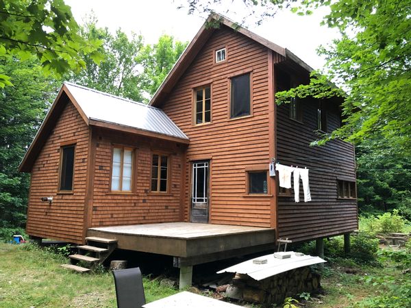 Chalet rustique en bois au bord du lac