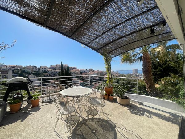Un appartement avec jardin en ville à proximité de la mer avec vue
