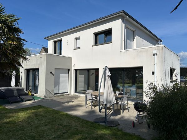 Maison contemporaine au calme, jardin et jacuzzi, proche de la mer