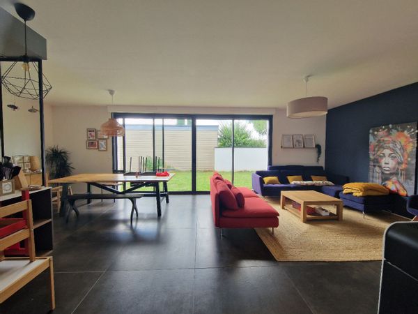 Vacances en famille entre nature et océan – maison moderne avec jardin près Nantes