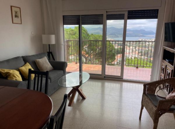 Nous avons une superbe vue sur la Méditerranée et un balcon de 11 m2 pour en profiter.