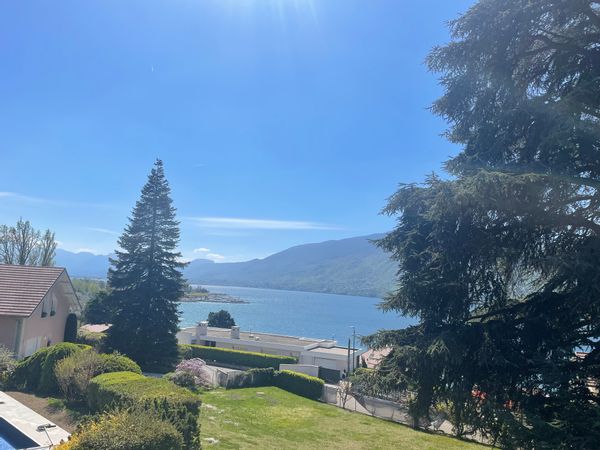 Maison vue lac et montagne