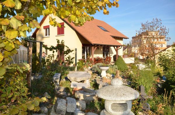Detached, 4bedroom house, w.studio, all appliances, and greenhouse overlooking small town