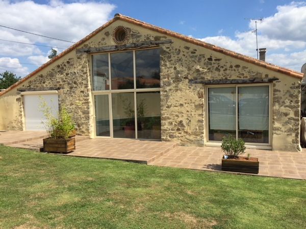 JOLIE GRANGE RÉNOVÉE AVEC PISCINE 20 MINUTES DES PLAGES ET 40 MINUTE DU PUY DU FOU.